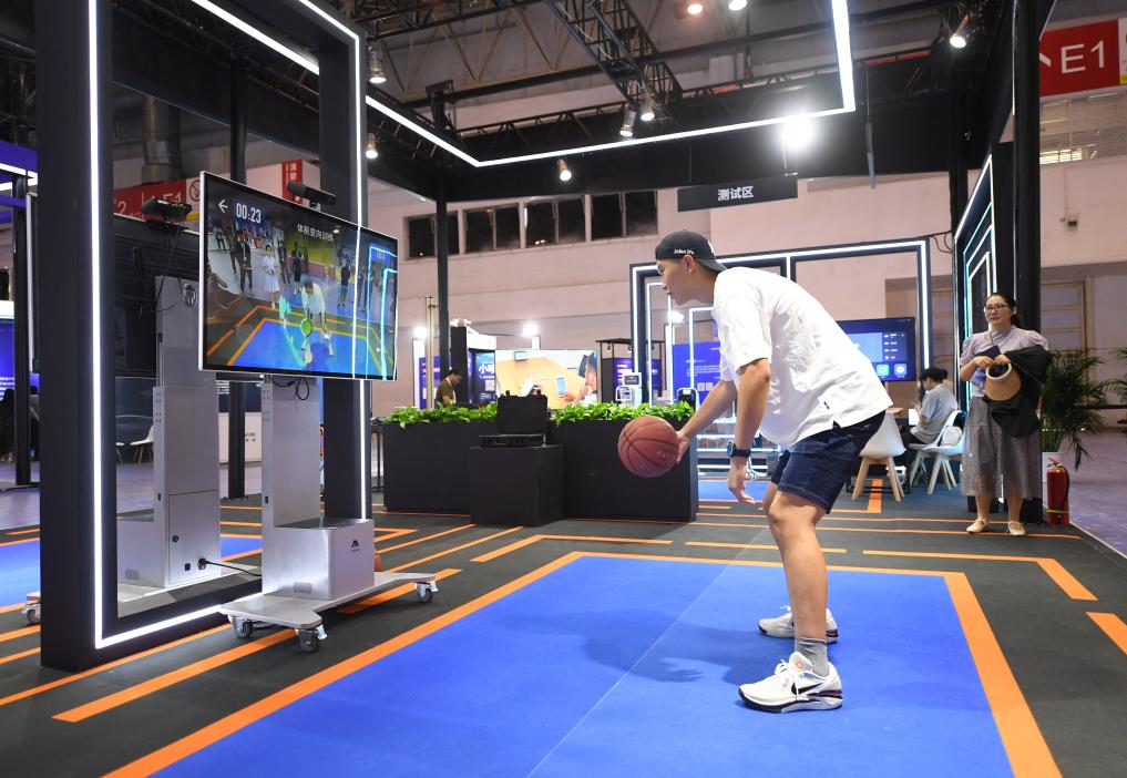 操场上有了“AI考官”！青岛一学校上线启用AI智慧体育系统(图1)