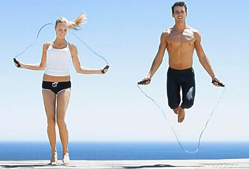 揭秘宇树科技春晚绝活：踩弹射器空翻模拟训练上亿次攻克的技术难题与现实应用相通(图1)